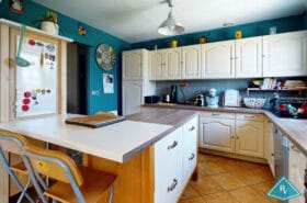 Pavillon avec 5 chambres, jardin et garage