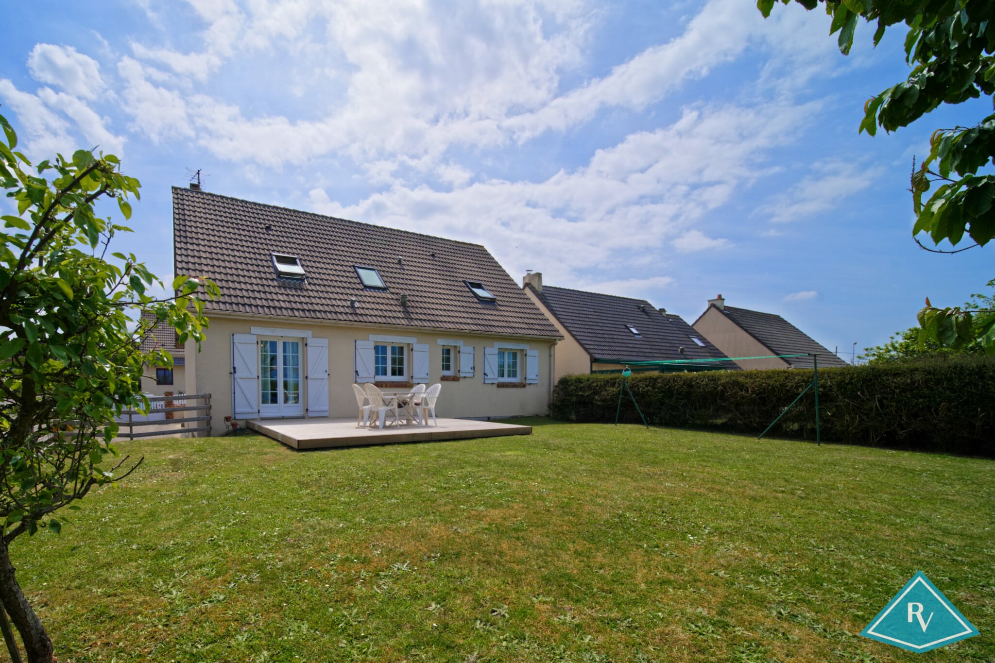 Pavillon avec 5 chambres, jardin et garage