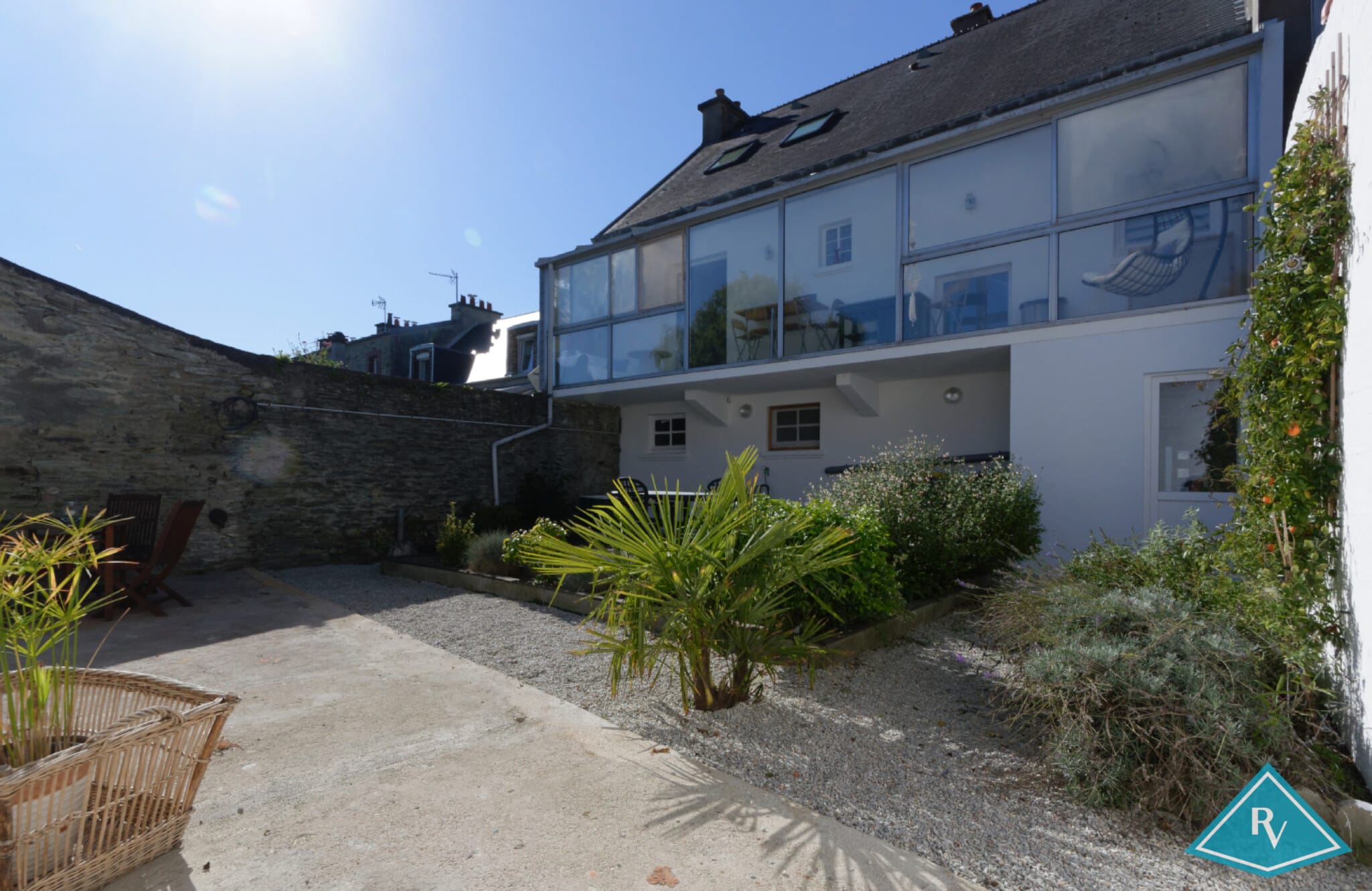 Maison de ville entièrement rénovée avec 3 garages