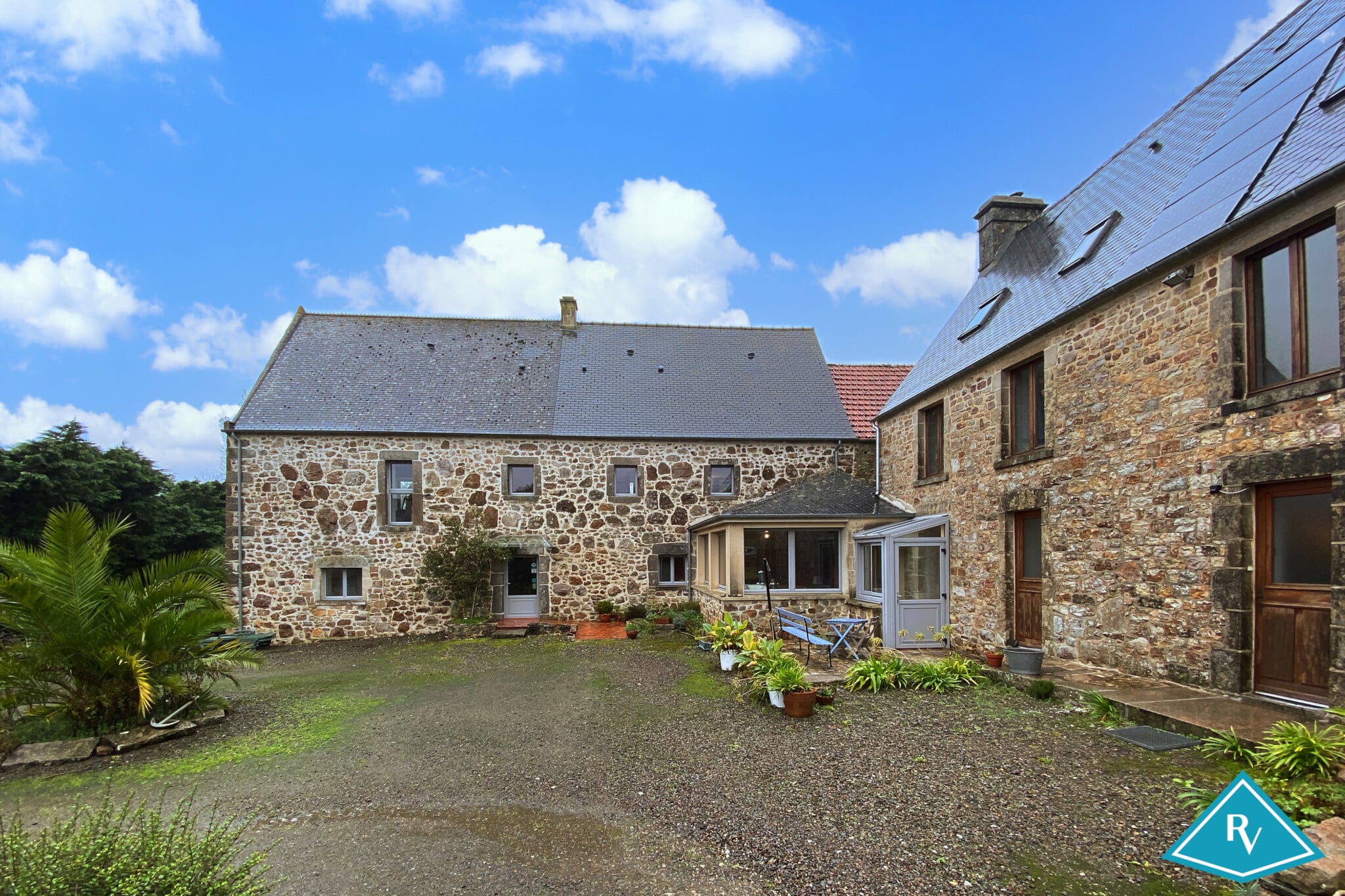 Vaste maison de caractère en pierres avec grand terrain