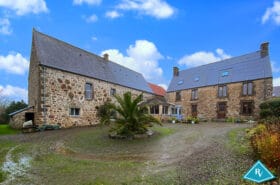 Vaste maison de caractère en pierres avec grand terrain