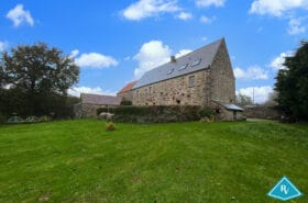 Vaste maison de caractère en pierres avec grand terrain