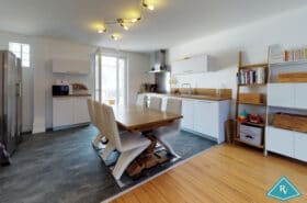 Maison de ville entièrement rénovée avec 3 garages