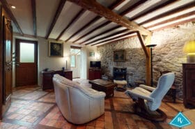 Vaste maison de caractère en pierres avec grand terrain