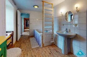 Vaste maison de caractère en pierres avec grand terrain