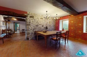 Vaste maison de caractère en pierres avec grand terrain