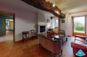 Vaste maison de caractère en pierres avec grand terrain