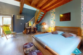 Vaste maison de caractère en pierres avec grand terrain