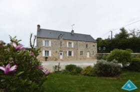 Maison en pierres de 235 m² avec beau terrain
