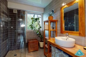 Maison avec garage et jardin