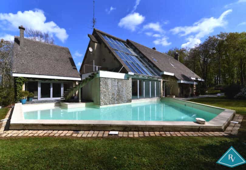 Villa d’architecte avec piscine dans le golf