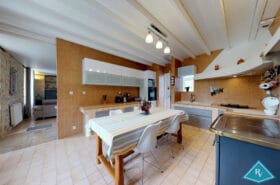 Maison en pierres de 235 m² avec beau terrain