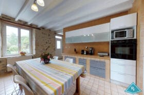 Maison en pierres de 235 m² avec beau terrain