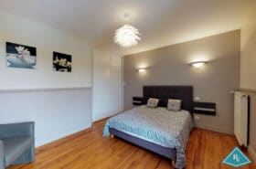 Maison en pierres de 235 m² avec beau terrain