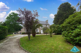 Maison en pierre avec jardin à proximité de la ville