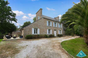Maison en pierre avec jardin à proximité de la ville