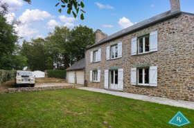 Maison en pierre avec jardin à proximité de la ville