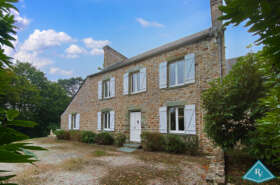 Maison en pierre avec jardin à proximité de la ville