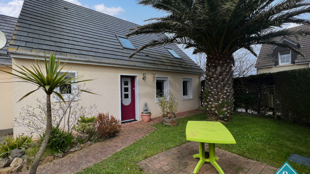 Maison de plain-pied avec garage et jardin