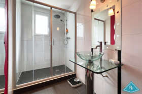 Maison de plain-pied avec garage et jardin