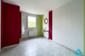 Maison de plain-pied avec garage et jardin