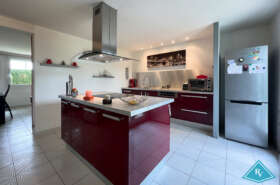 Maison de plain-pied avec garage et jardin