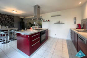 Maison de plain-pied avec garage et jardin