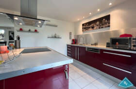 Maison de plain-pied avec garage et jardin