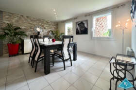 Maison de plain-pied avec garage et jardin