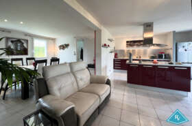 Maison de plain-pied avec garage et jardin