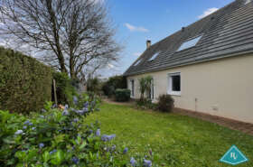 Maison de plain-pied avec garage et jardin