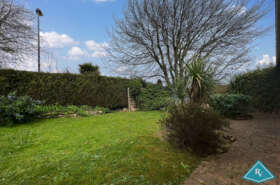 Maison de plain-pied avec garage et jardin