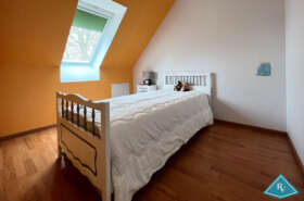 Maison de plain-pied avec garage et jardin