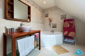 Maison de plain-pied avec garage et jardin