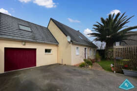 Maison de plain-pied avec garage et jardin