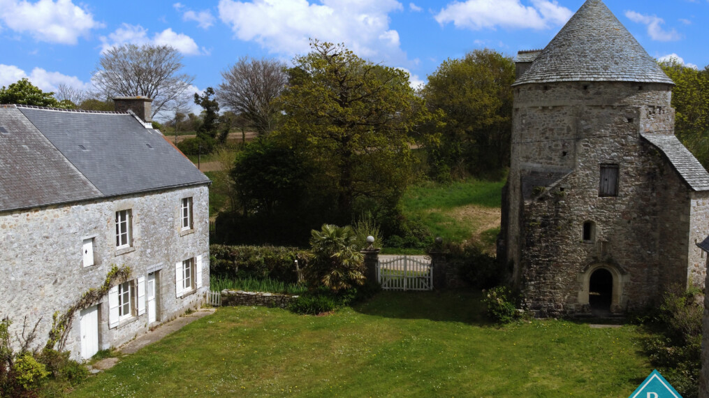 Maison en pierre avec tour du XVème