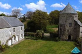 Maison en pierre avec tour du XVème