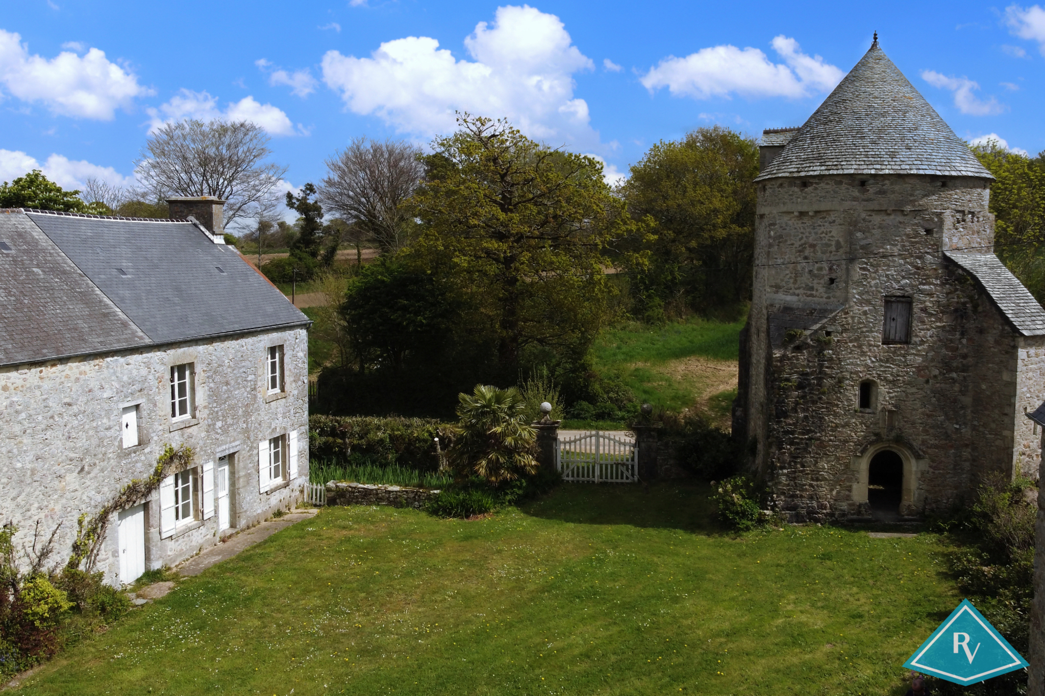 Maison en pierre avec tour du XVème