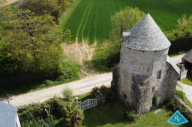 Maison en pierre avec tour du XVème