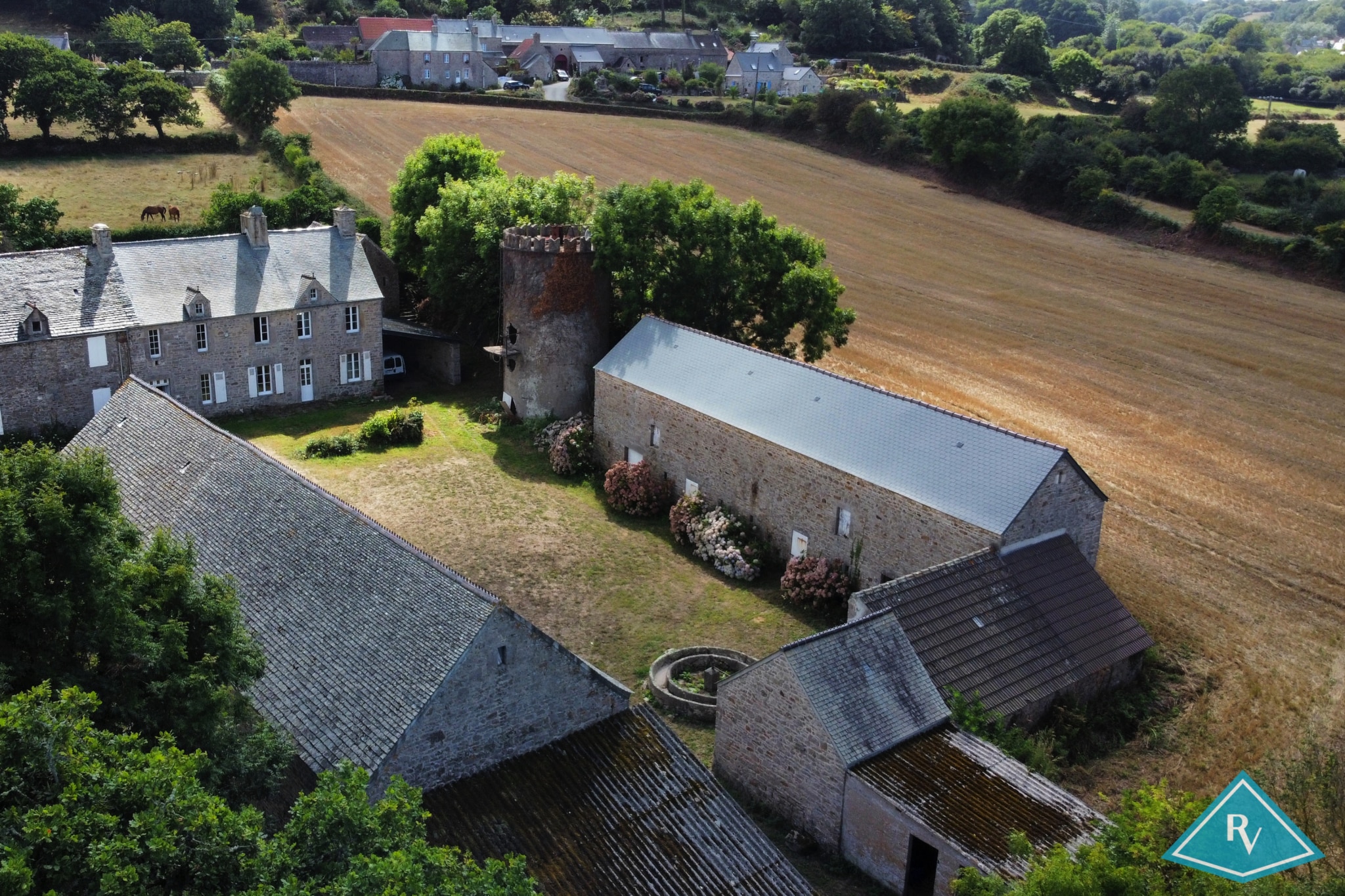 Propriété en pierre avec dépendances