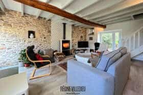 Maison en pierres à la campagne