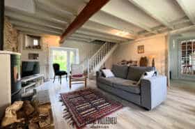 Maison en pierres à la campagne