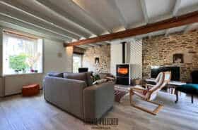 Maison en pierres à la campagne