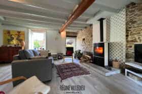 Maison en pierres à la campagne