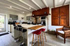 Maison en pierres à la campagne