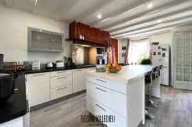 Maison en pierres à la campagne