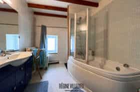 Maison en pierres à la campagne