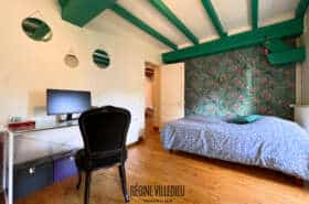 Maison en pierres à la campagne