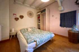 Maison en pierres à la campagne