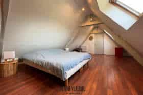 Maison en pierres à la campagne